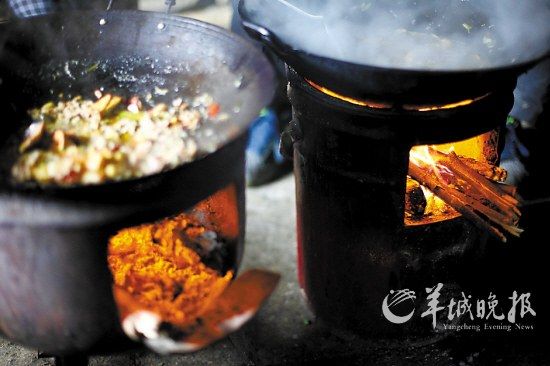 　　吃幾頓土家飯,喝幾杯土家酒,嘗幾塊土家肉。