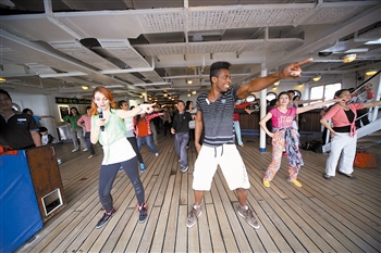 　　游客在“海娜號”郵輪甲板上共舞。