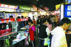 　　品味臺(tái)灣,又怎能錯(cuò)過(guò)那些親民夜市。
