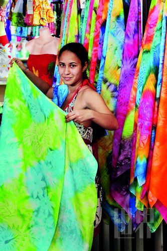 　　Pareo,這一幅幅有著漂亮圖案、色彩繽紛的布,是大溪地人最美的衣