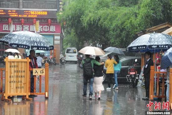 圖為“五一”小長假首日門票檢查仍偏松。楊華峰 攝