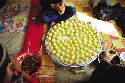黃老漢一家正在制作黃饃饃。