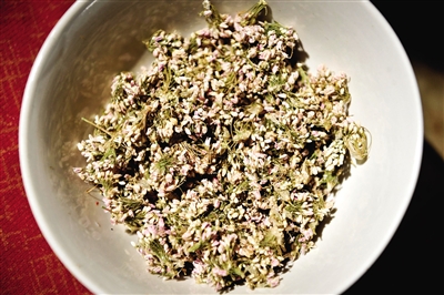 作為香料的扎蒙是一種陜北常見的細碎野花。