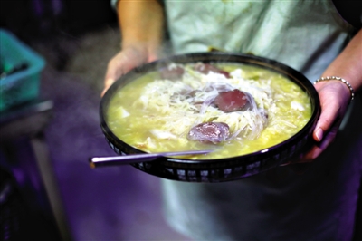 酸菜燉血腸是長白山一帶常見的菜品,有著東北地區(qū)典型的質(zhì)樸、實在的風(fēng)格。