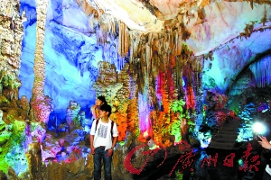 五光十色的封開龍山溶洞步移景換,令人贊嘆。