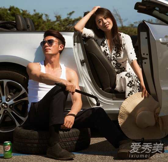 白色連衣裙配黑色花紋，個(gè)性?xún)?yōu)雅