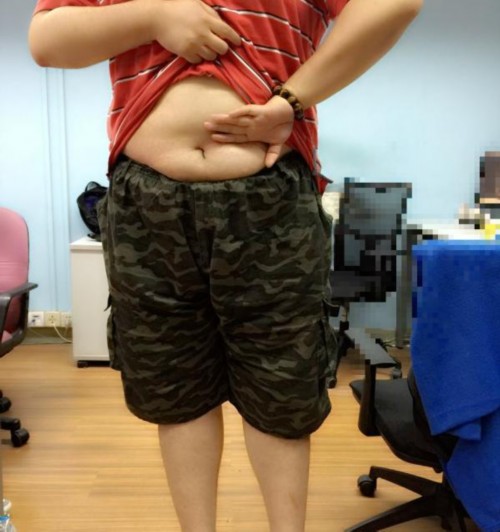 反手摸肚臍，逗b示范哈哈......