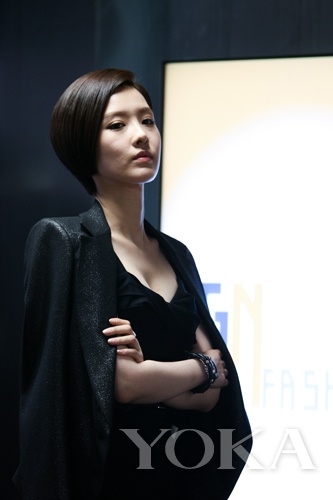 申映畫是極具事業(yè)心的富家小姐，造型簡約干練，面料質(zhì)地上乘