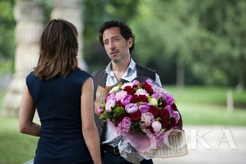 背影的完美同樣重要，衣服上的橫紋說明太緊繃、手肘處的橫紋說明肌質(zhì)老化。