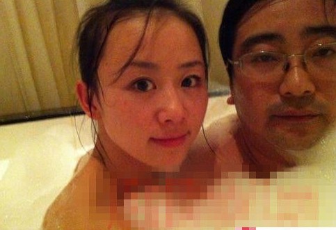 女主播紀(jì)某與國家檔案局官員范某。