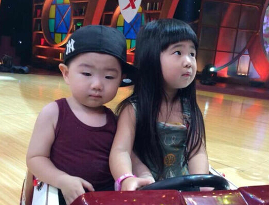 曹格女兒和韓國(guó)正太開(kāi)小汽車(chē)