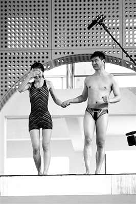 蔡卓妍進(jìn)行《中國星跳躍》的訓(xùn)練，她在教練田亮的陪伴下走上跳臺(tái)，但仍嚇得不敢往下看。 實(shí)習(xí)生 翟超 攝