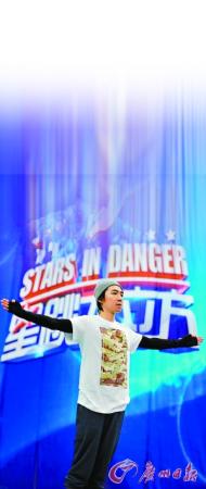 俞灝明以一個(gè)干凈利落的動(dòng)作從3米臺(tái)一躍而下。