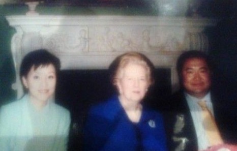 楊瀾丈夫公布與撒切爾夫人合影。