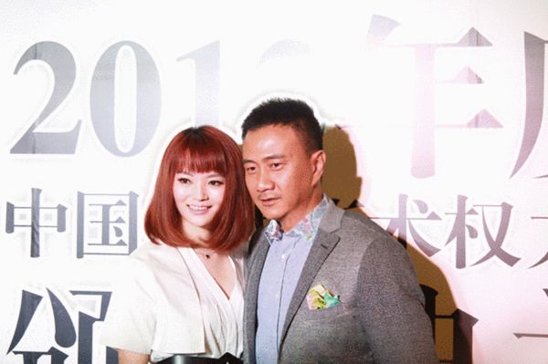 胡軍和時裝主編蘇紅合照