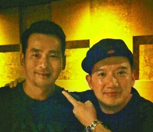 周焯華作為《低俗喜劇》投資人，與男主角杜汶澤合照。