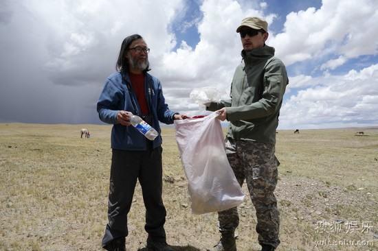 胡歌與綠色江河會(huì)長(zhǎng)楊欣撿拾高原垃圾