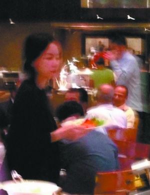 王菲在印度被網(wǎng)友偶遇。