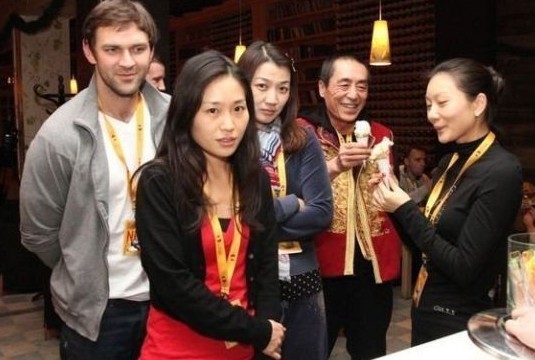 張藝謀妻子陳婷（右）