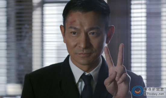 媒體爆料17年前華仔拍戲踢壞直升機(jī)。