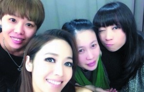 侯佩岑（中）14日在微博公開(kāi)近照，被粉絲看出臉變圓。