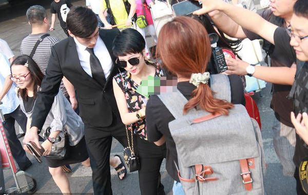 2015年7月6日，北京，陶喆前任楊子晴現(xiàn)身首都機場。剛一出來就遭到媒體圍堵，問及7號陶喆會有反駁證據(jù)