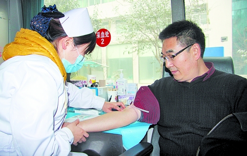 雪地里，百余名醫(yī)護(hù)人員獻(xiàn)血救急