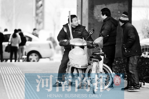 想讓農(nóng)民工安定下來，城市要給他們相應(yīng)的福利待遇，還有家的感覺