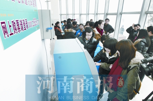 自動(dòng)售票機(jī)安裝在高校內(nèi)，方便了學(xué)生購票返鄉(xiāng)