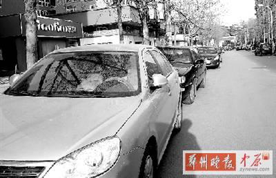 友愛路，路邊停了一排車，本來不寬的路就變得更窄了。