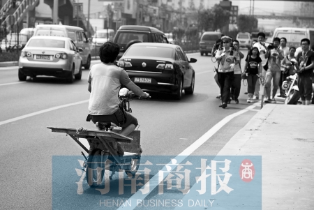 剛駛出隧道口，騎電動車的他被交警攔下 邱曉峰/攝