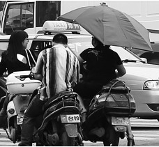 昨日，鄭州市鄭州花園路與農(nóng)業(yè)路交叉口，電動(dòng)車裝傘埋下安全隱患