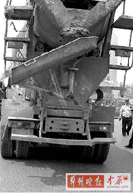 　當(dāng)時(shí)，老人就倒在水泥罐車的右后輪邊