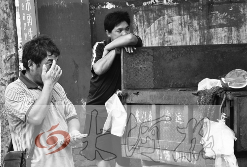 　拿著錢，陳小立感動(dòng)得哭了。