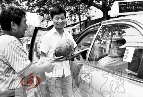 　　的哥將一天的運(yùn)營(yíng)收入捐給陳小立，陳小立送瓜感謝。