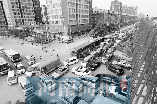 路口四個方向直行、左轉(zhuǎn)交織，車輛相互抵頭，無法正常通行