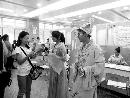 招聘會(huì)上，企業(yè)玩起行為藝術(shù)。