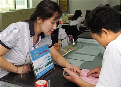 一位男士在金水區(qū)房管局辦事窗口詢(xún)問(wèn)公租房申請(qǐng)手續(xù)如何辦理。