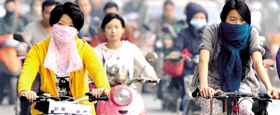 10月8日，鄭州市民遮擋口鼻騎行。 新華社發(fā)