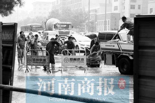 工作人員正在搶修，預(yù)計(jì)今晚能恢復(fù)供水