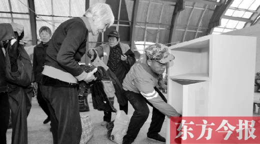 　11月5日，孫德坤把棉衣送到今報(bào)的一處“愛(ài)有所衣”站點(diǎn)