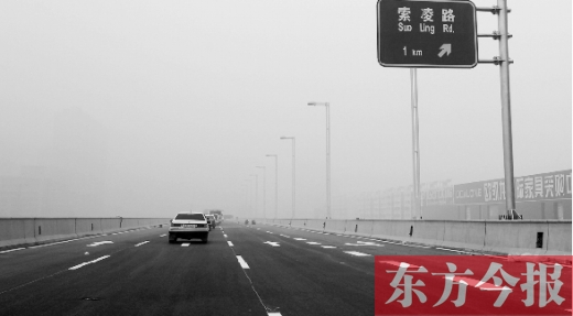 昨天上午，東方今報(bào)記者跟隨鄭州市交巡警部門(mén)，提前探路已具備通車(chē)條件的鄭州市三環(huán)快速路