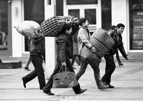 鄭州火車站廣場，行色匆匆的趕路人。