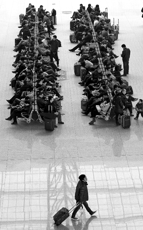 鄭州東站候車室，一些乘客在候車。