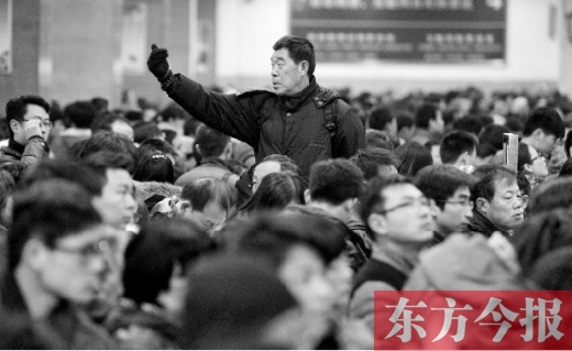 一場雨夾雪讓鄭州火車站的客流又增加了不少。昨天，售票大廳內(nèi)排隊購票的旅客摩肩接踵