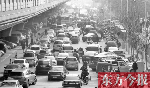 鄭大一附院北門的馬路被非機(jī)動(dòng)車占去一條車道，這里也極易造成交通擁堵