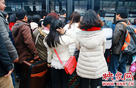 金水路紫荊山公交樞紐站牌處經(jīng)常是人頭攢動(dòng)。