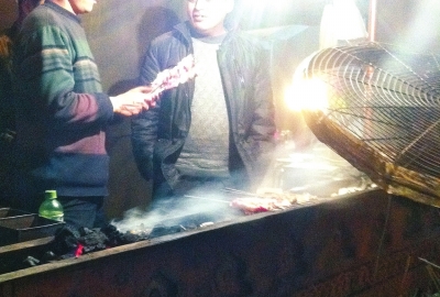 露天燒烤整夜煙熏火燎，路邊居民苦不堪言。