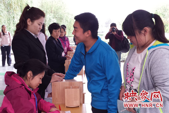 考生本人抽簽決定座號(hào)。