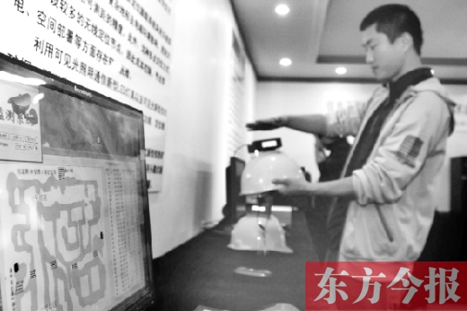 可見光通信技術(shù)應(yīng)用展示會(huì)上，參觀者體驗(yàn)新技術(shù)在采礦工具上的應(yīng)用
